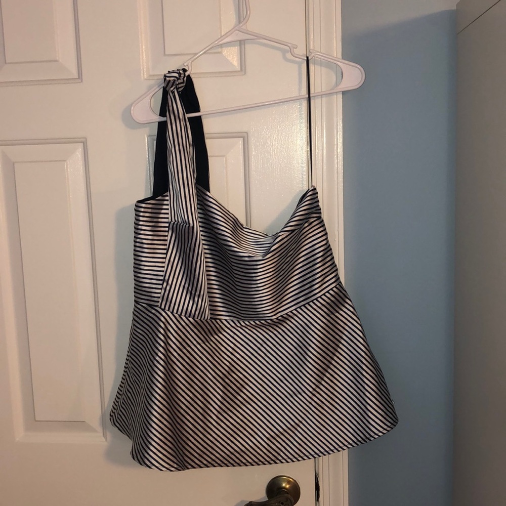 ONE SHOULDER FLOWY TOP